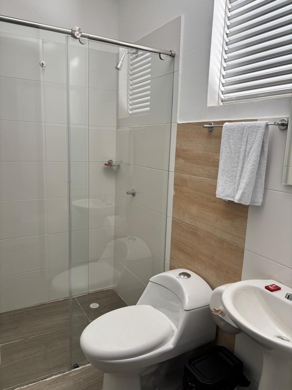 Baño privado de habitación sencilla en Hotel Logístico