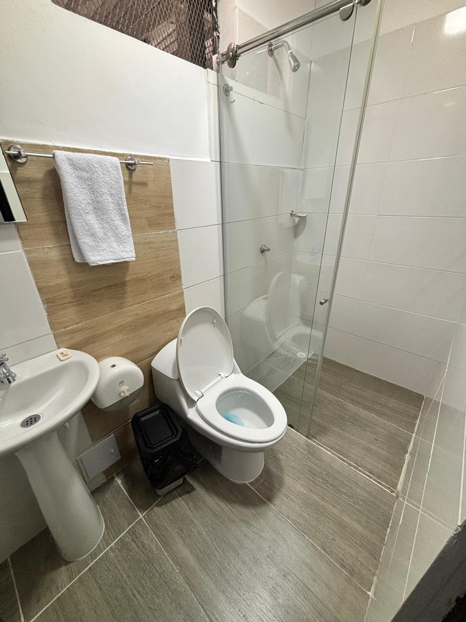 Baño privado de habitación triple en Hotel Logístico