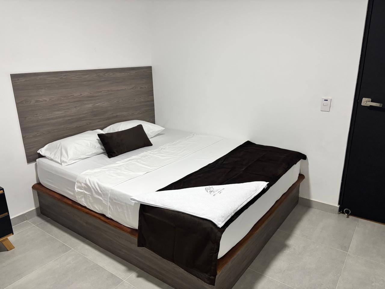 Cama doble en Hotel Logístico Santa Marta